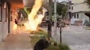 Video | «Película de terror»: impactante explosión en Villa Ballester durante una obra de bacheo