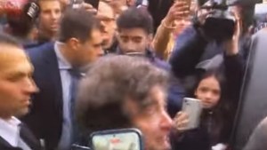Javier Milei al ser abordado en la calle: «Si la gente no llegara a fin de mes ya se hubiera muerto»