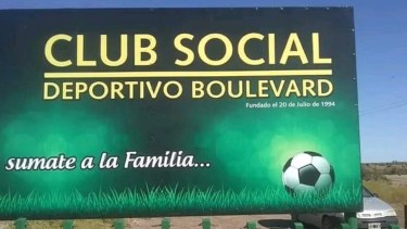 El club Deportivo Boulevard se encuentra ubicado camino al aeropuerto de Viedma, sobre la Ruta Provincial N°1.