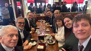 Primer encuentro de Francos con el gabinete: desayuno en un bar y foto con los ministros