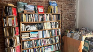 Compran y venden libros usados a 1000 pesos: la idea de una librería de Neuquén para «permear la crisis»