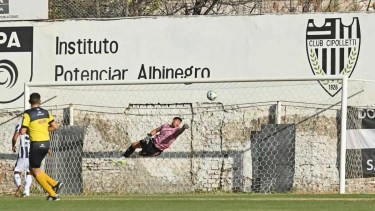 Facu Crespo se estira para sacar una pelota, una imagen recurrente en cada partido de Cipolletti. (Foto: Florencia Salto)