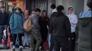 Filas para conseguir hamburguesas gratis en Cipolletti. Foto: captura. 