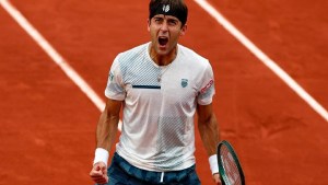 Tomás Etcheverry clasificó en Roland Garros tras una insólita lesión de su rival: mirá cómo fue