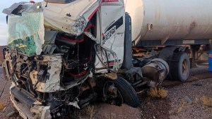 Choque de camiones con un herido en Ruta 6, al sur de Roca: uno estaba cargado con combustible