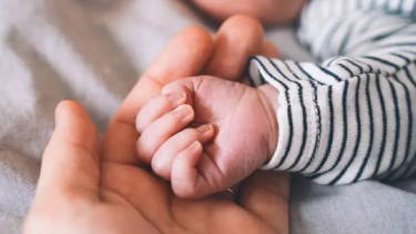 Buscan familias solidarias para un bebé. 