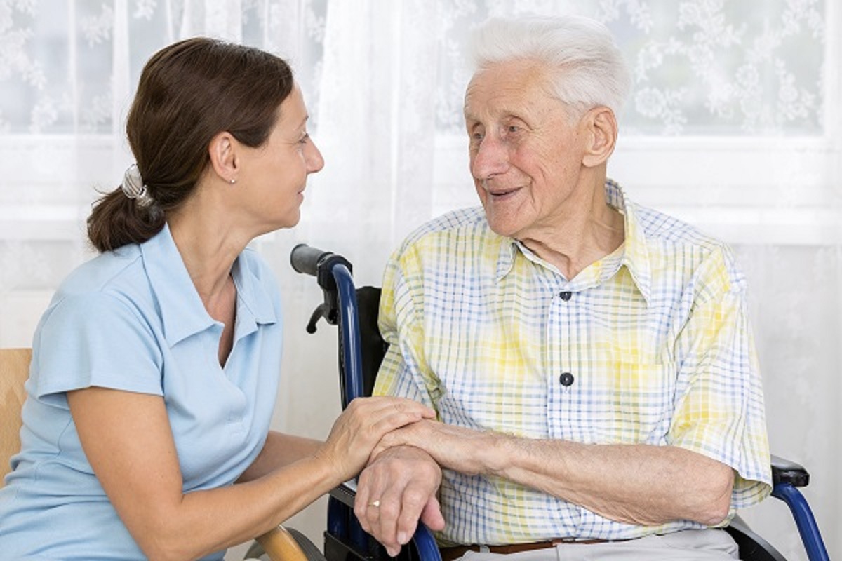 El cuidado de adultos mayores es fundamental para el funcionamiento de algunas familias.-