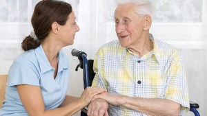 Qué responsabilidades tiene un cuidador de adultos mayores y cuál puede ser su formación