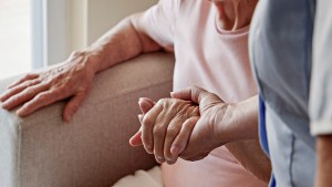 Aumento para cuidadores de adultos mayores: cuánto cobran por hora en junio 2024