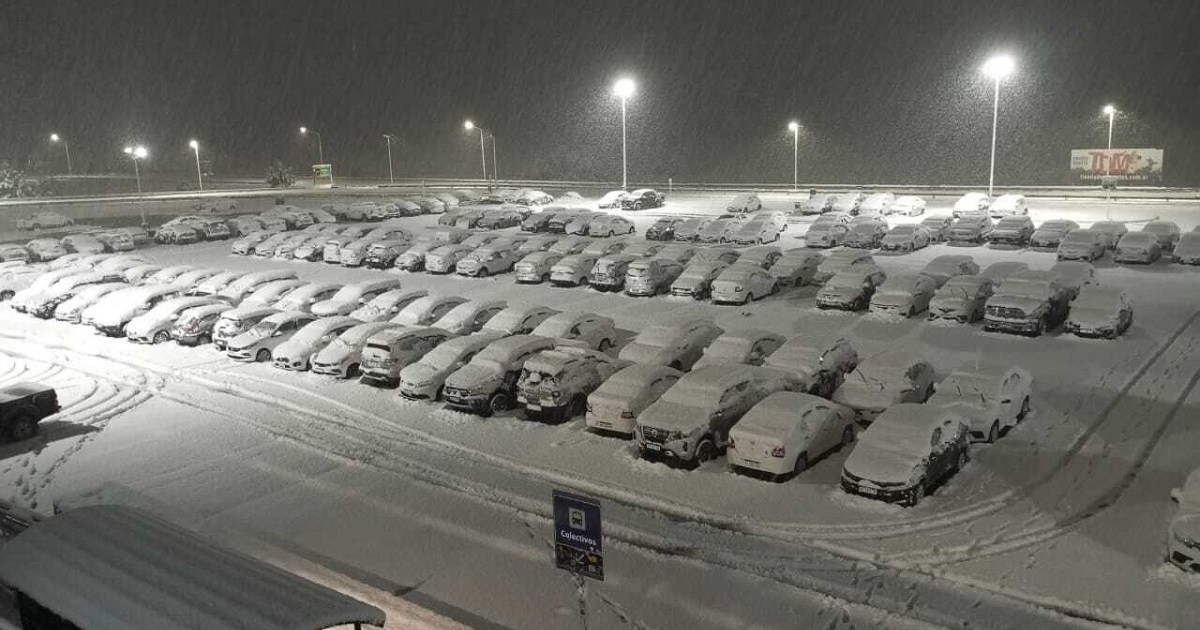 Cerraron el aeropuerto de Bariloche por la nieve thumbnail