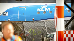 Tragedia en Ámsterdam: un hombre murió tras ser succionado por el motor de un avión