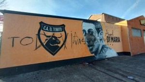 Nueva advertencia a Di María en Rosario: vandalizaron un mural con pintadas en su contra