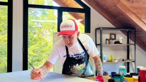 Pehuenia: el artista plástico Daniel Genovesi deja la villa tras haber instalado un mes su atelier aquí