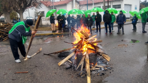 Corte de tránsito en Roca: protestan por el despido de una delegada de Aguas Rionegrinas