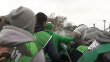 Hubo incidentes por bloqueos de ATE, a la espera de la llegada de Milei a Córdoba. Foto: Captura video. 