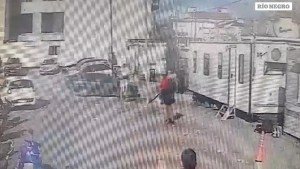 Video: le secuestraron el auto en Neuquén y embistió a un inspector para sacarlo del depósito
