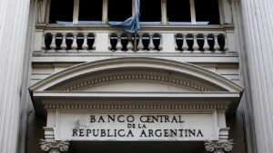 Señal de alerta: el Banco Central vendió dólares, las reservas cayeron y cada vez le cuesta más acumular divisas
