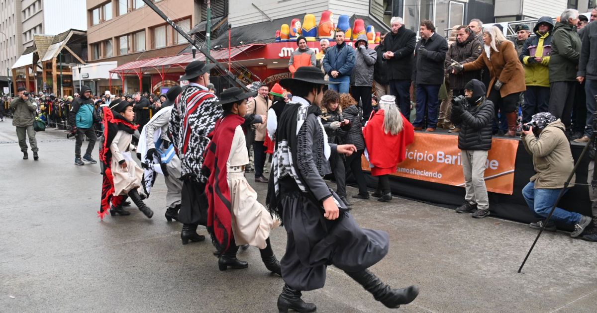 From a “coffin” in the hospital to dancers of all colors, this was the parade in Bariloche