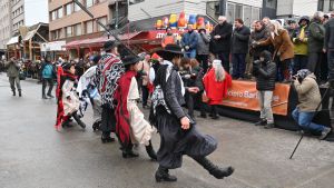 Desde un «ataúd» por el hospital hasta bailarines de todos colores, así fue el desfile en Bariloche