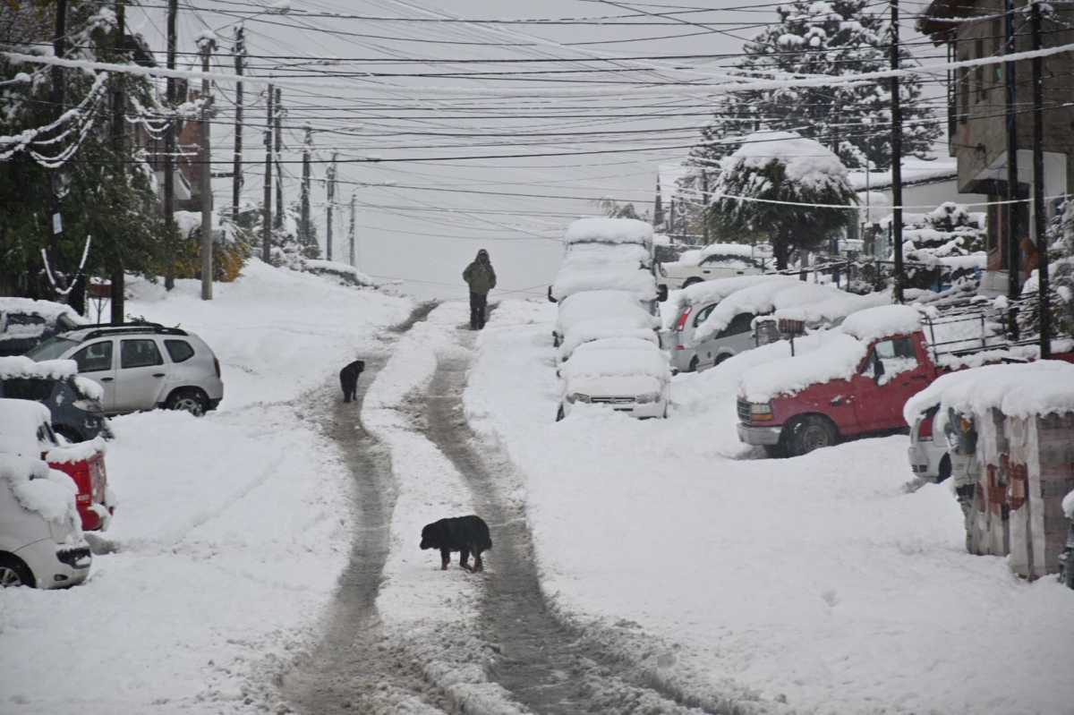 La gente consulta por cubiertas de nieve cuando ya cayó una nevada sobre la ciudad. Foto: archivo