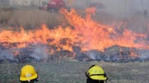 Imagen de Un bombero combatía el fuego en un campo de El Cóndor, cayó a un canal de riego y será indemnizado