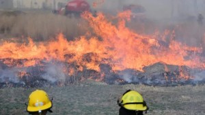 Un bombero combatía el fuego en un campo de El Cóndor, cayó a un canal de riego y será indemnizado