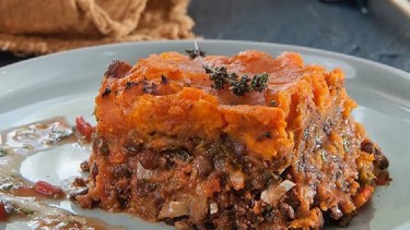 Paso a paso para preparar un rico pastel de lentejas y boniatos, ideal para los días fríos