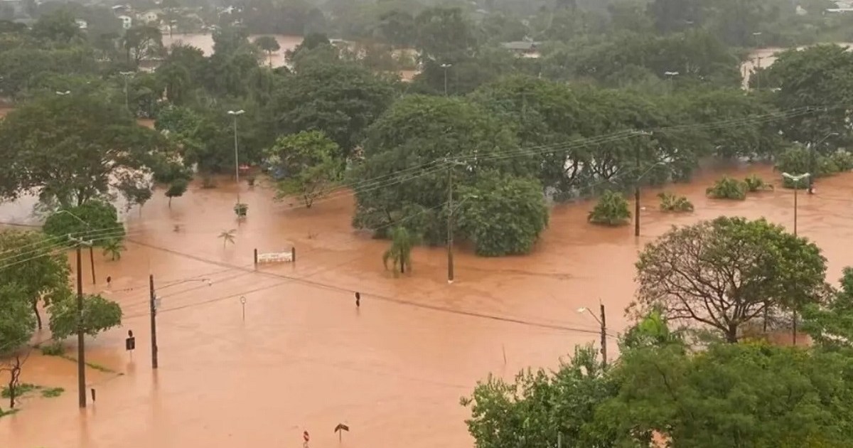 Inundaciones en el sur de Brasil: 13 muertos, se rompió una represa y la situación «solo se agrava» thumbnail