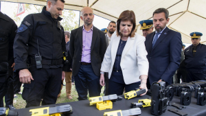 Bullrich habilitó el uso de pistolas Taser en estaciones de trenes: «Nuevas medidas para cuidar a los argentinos»