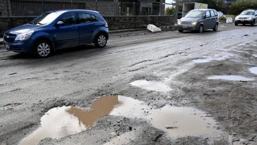 La avenida Bustillo presenta un fuerte deterioro y el compromiso del gobierno rionegrino es efectuar mejoras provisorias ante el retaceo de Nación. (foto Alfredo Leiva)