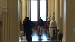Instalaron el busto de Carlos Menem en la Casa Rosada y está todo listo para su inauguración