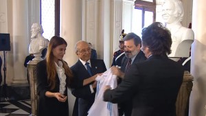 Milei inauguró un busto de Menem en la Casa Rosada: «Papá fue un caballero de la política», dijo Zulemita