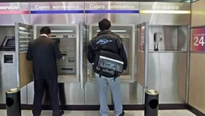 ¿Más cerca de la dolarización?: paso clave hacia la «competencia de monedas» impulsada por Milei