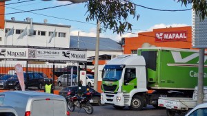 Qué pasa detrás de los molestos cortes para que una empresa pueda mover sus camiones en Neuquén capital