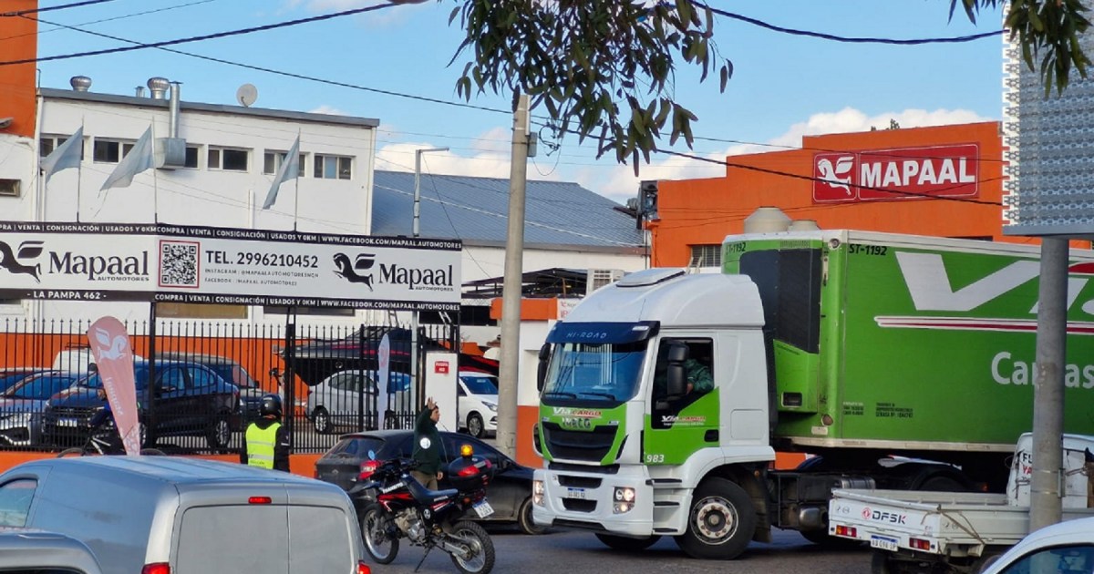 Qué pasa detrás de los molestos cortes para que una empresa pueda mover sus camiones en Neuquén capital thumbnail