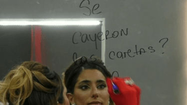 "¿Se cayeron las caretas?Los amo. Cata" dejó escrito la "ex hermanita" en un espejo.