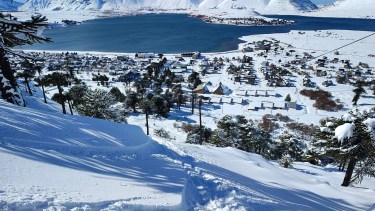 Vista de Caviahue, sus araucarias y el lago. Una joya de la Patagonia.
