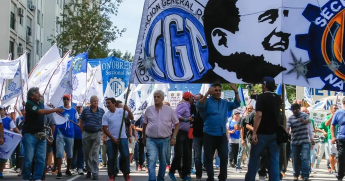 The CGT and leftist organizations protest against the half-sanction of the Bases Law