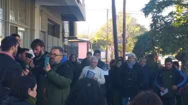 En San Patricio del Chañar, hubo un abrazo simbólico en defensa al correo. Foto: Gentileza. 