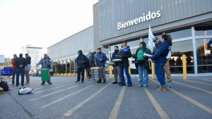 Video | 35 despidos en importante supermercado de Neuquén: «Nos quedaremos hasta que se reincorporen»
