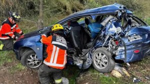 Cuatro turistas argentinos protagonizaron un impresionante choque en Chile y fueron internados