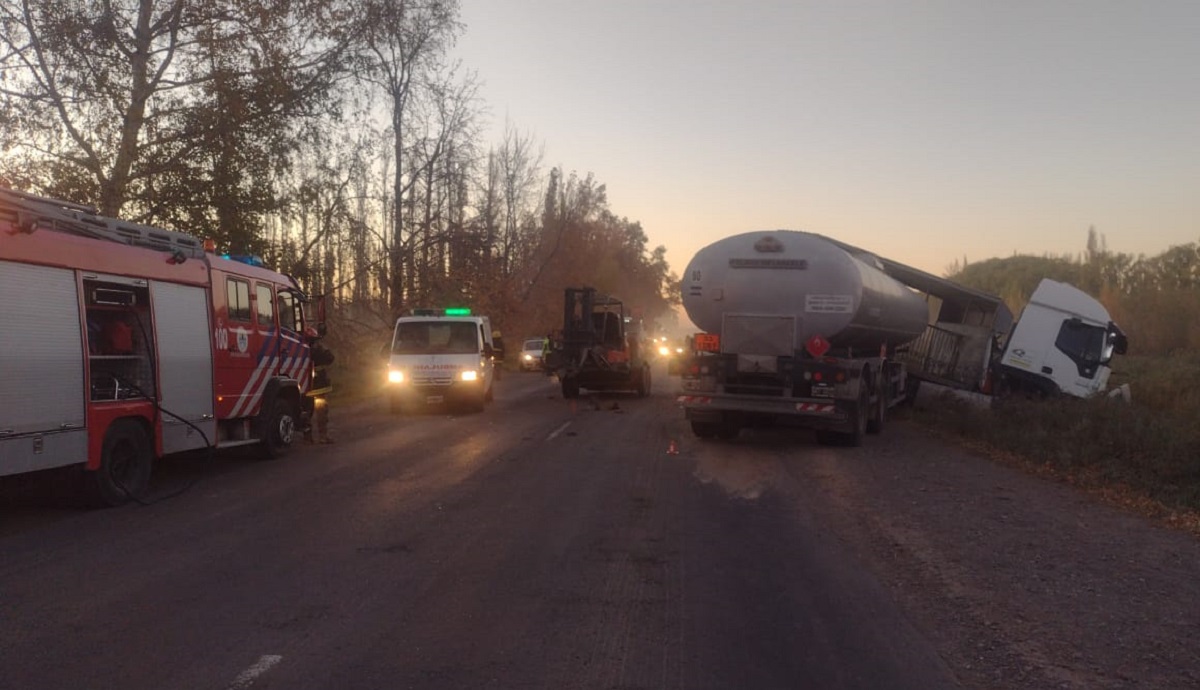 Fuerte choque frontal entre dos camiones en la Ruta 151 cerca de Cinco Saltos: hay heridos. Foto: Bomberos Cinco Saltos