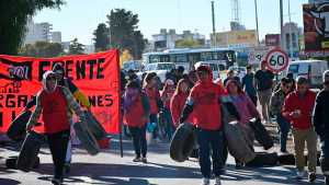 Corte en Ruta 22 en Roca y protestas en puentes Neuquén-Cipolletti, centro neuquino y Viedma, este martes