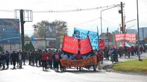 Corte en el puente Neuquén-Cipolletti, Ruta 22 en Roca y protestas en centro neuquino y Viedma, este martes