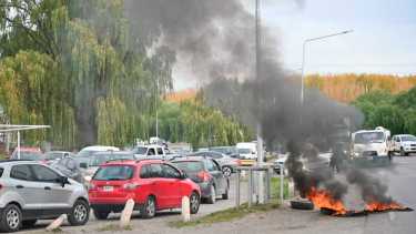 Hubo cortes en los puentes Neuquén- Cipolletti. Foto: Florencia Salto.