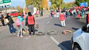 Corte en puente Neuquén-Cipolletti, Ruta 22 en Roca y protestas en centro neuquino y Viedma, este martes