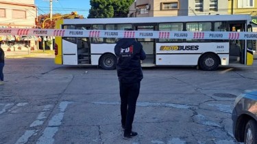 Santa Fe: se enganchó su mochila cuando bajaba del colectivo y murió atropellado