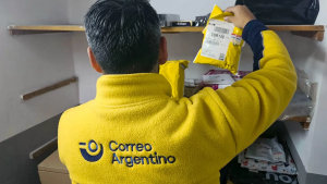 La concejal que jugaba entre sellos e hizo un proyecto para evitar el cierre del Correo Argentino de Las Grutas