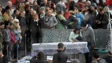 Los restos son velados en Castelar. Foto NA