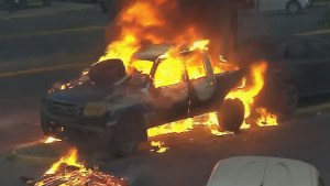 Crimen del delivery en Tres de Febrero: queman un patrullero en medio de las protestas